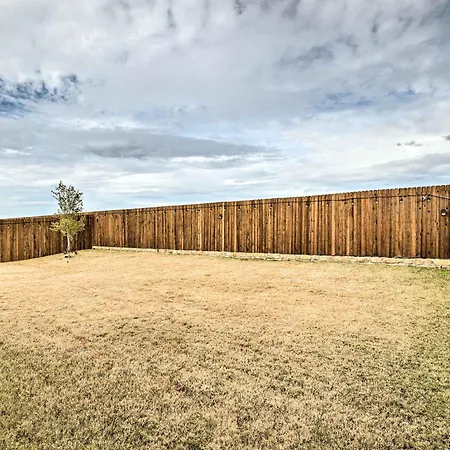 Sleek Fort Worth Home With Covered Patio!