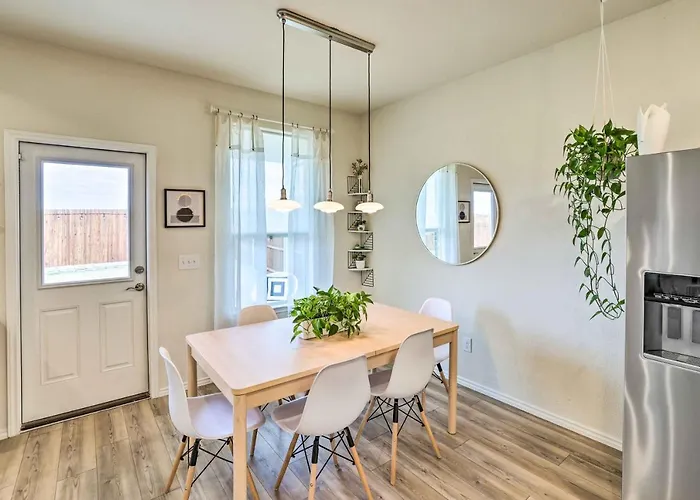 Holiday home Sleek Worth W/ Patio - Pets Welcome! *