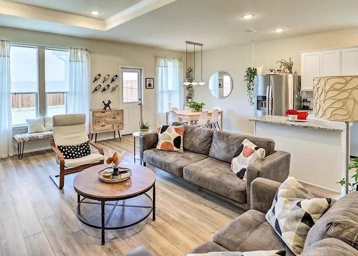 Holiday home Sleek Worth W/ Patio - Pets Welcome!