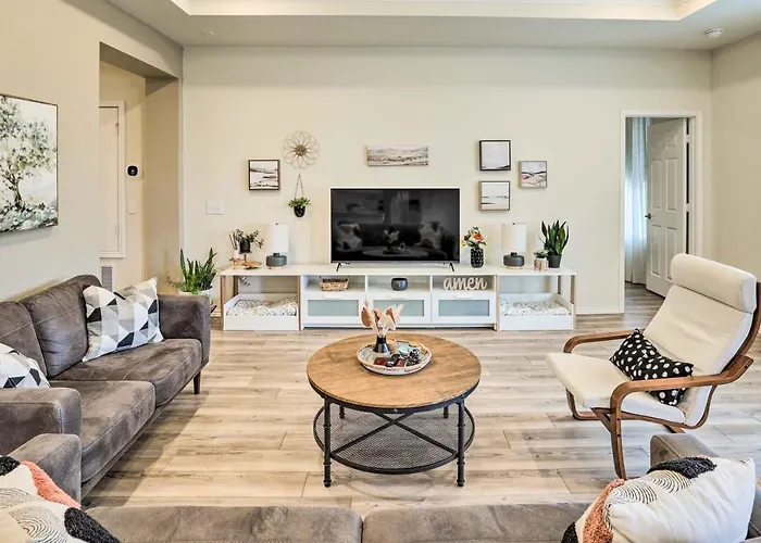 Sleek Worth W/ Patio - Pets Welcome! *