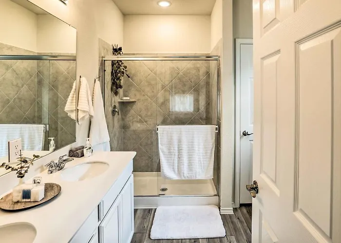 Holiday home Sleek Worth W/ Patio - Pets Welcome!