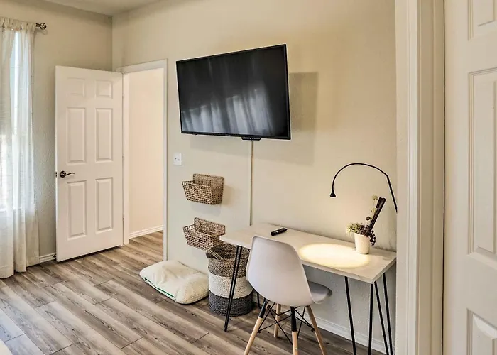Sleek Worth W/ Patio - Pets Welcome! Holiday home