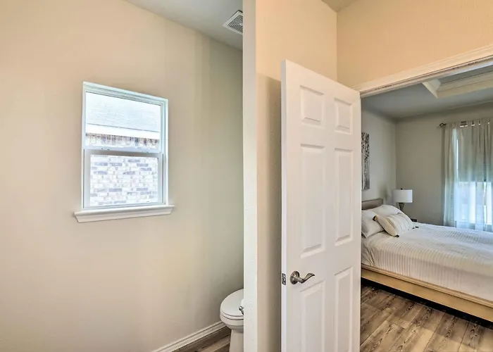 Sleek Worth W/ Patio - Pets Welcome! Holiday home *