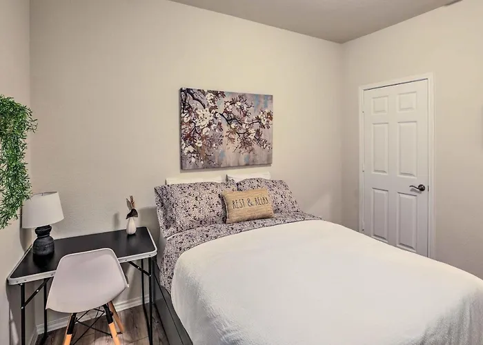 Holiday home Sleek Worth W/ Patio - Pets Welcome! *