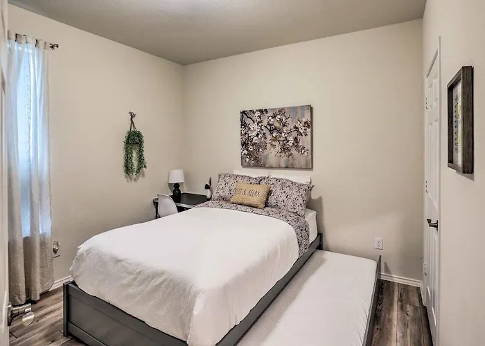 Sleek Worth W/ Patio - Pets Welcome! *