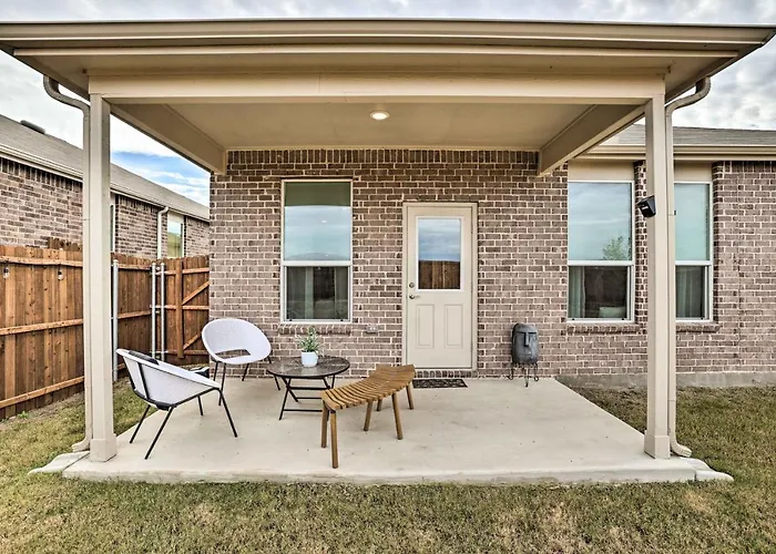 Sleek Worth W/ Patio - Pets Welcome! Holiday home Fort Worth