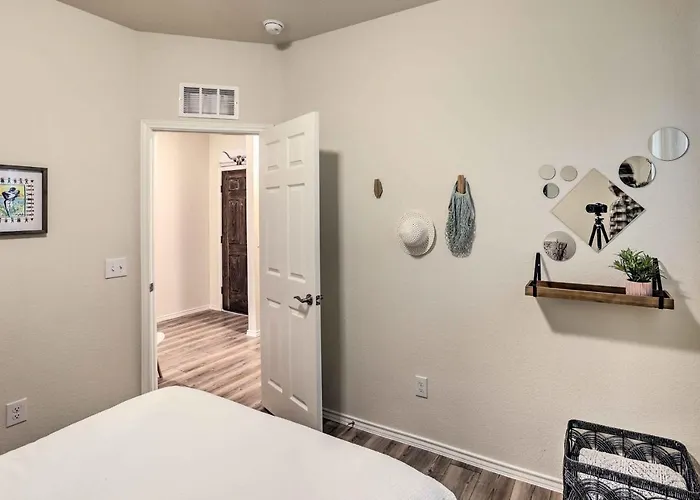 Sleek Worth W/ Patio - Pets Welcome! *