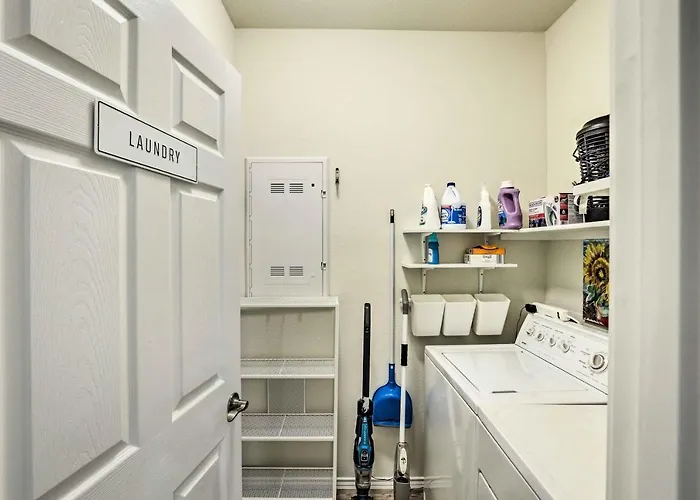 Holiday home Sleek Worth W/ Patio - Pets Welcome!