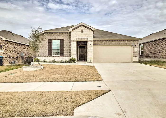Holiday home Sleek Worth W/ Patio - Pets Welcome! *